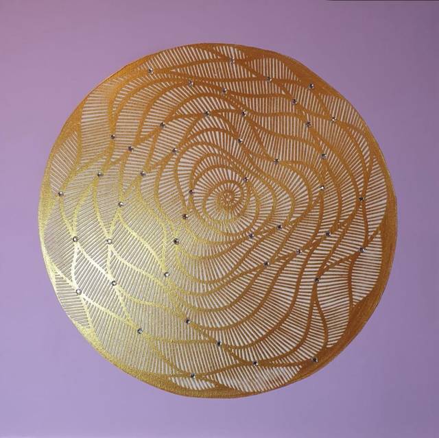 Blüte mit Glitzersteinchen, flieder – Iris Thura Stehlin – Acryl, Strukturmaterialien