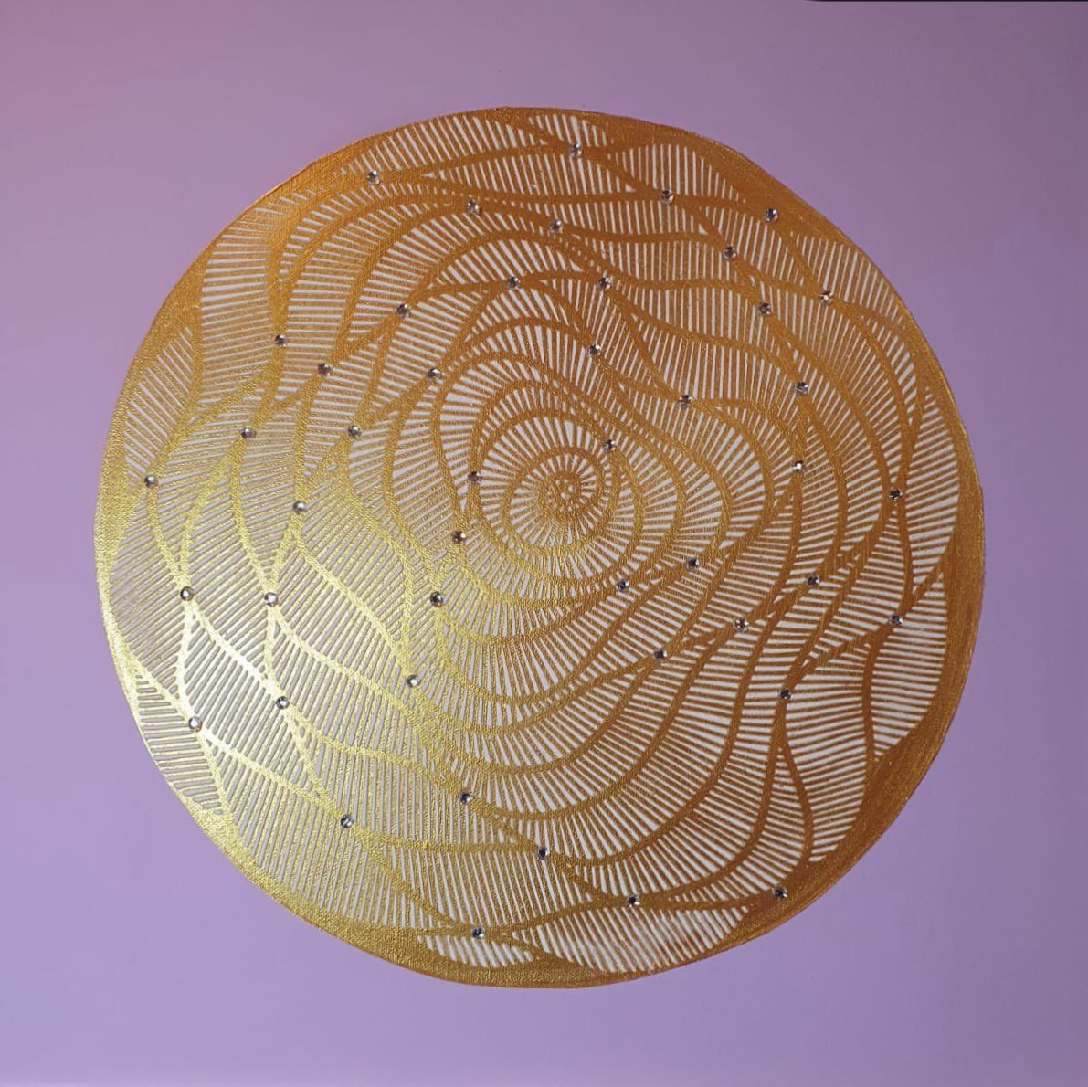 Blüte mit Glitzersteinchen, flieder – Iris Thura Stehlin – Acryl, Strukturmaterialien