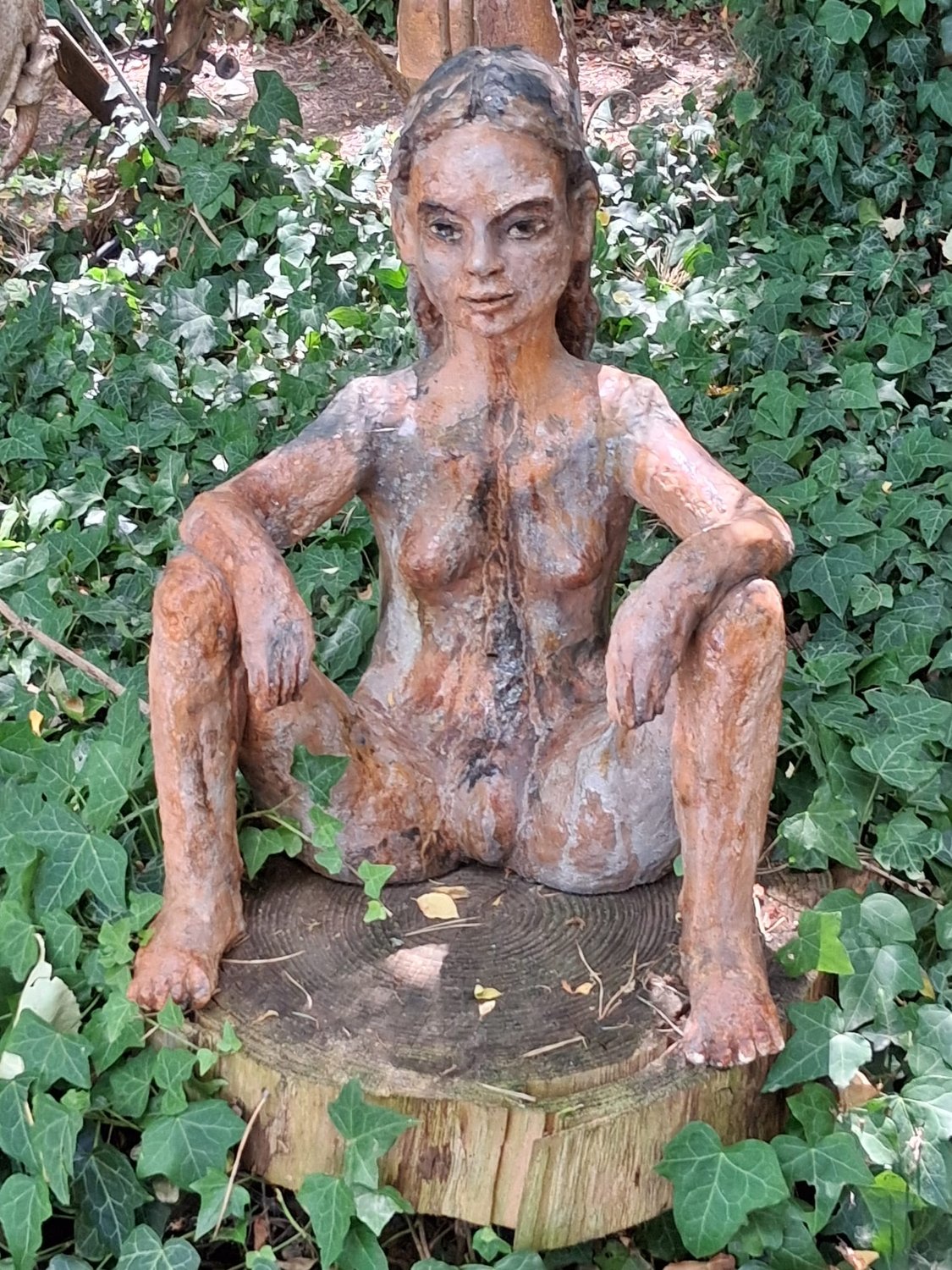 die Hockende – Martin Eckrich – Tonfigur glasiert
